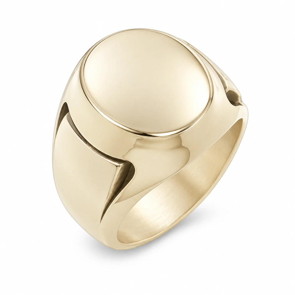 Anillo CMS-AN-1039 de apariencia dorada, cabeza ovalada elevada de metal liso, sin piedras, sobre fondo blanco.
