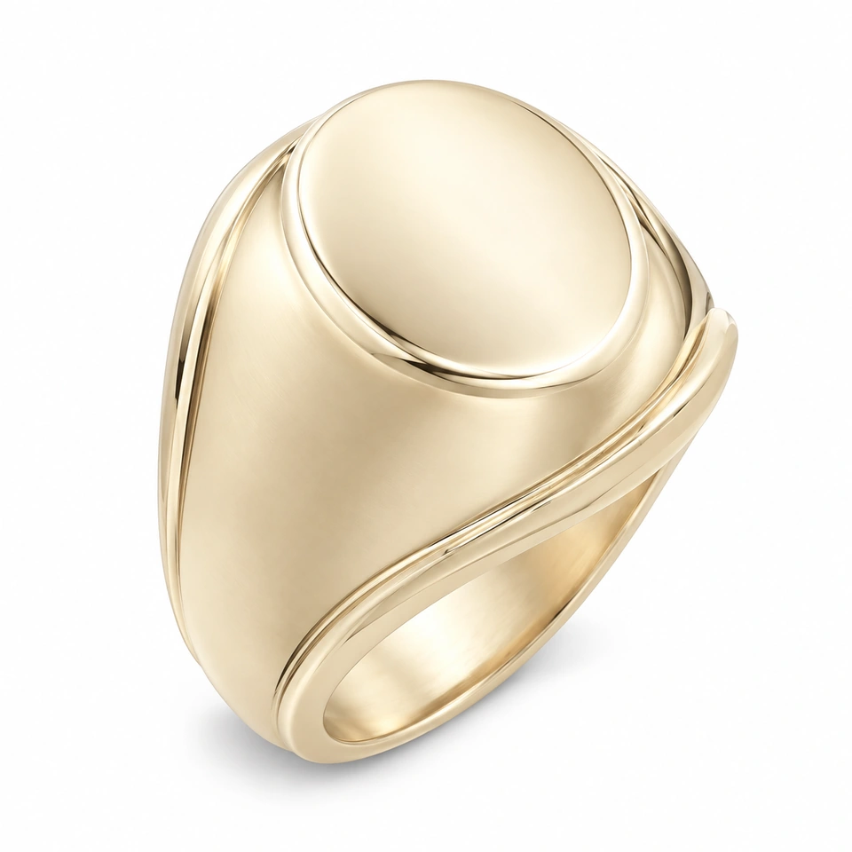 Anillo CMS-AN-1040 de apariencia dorada, cabeza ovalada alta de metal liso, sin piedras, sobre fondo blanco.