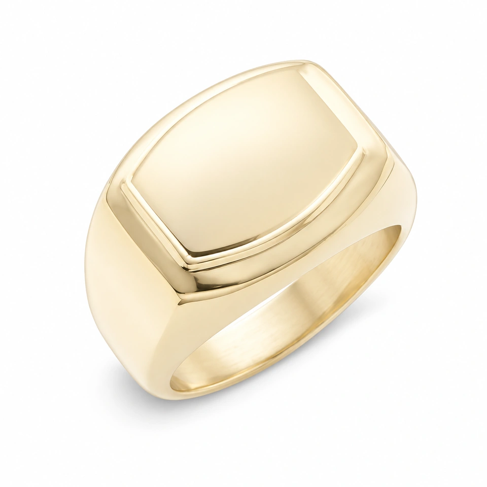 Anillo CMS-AN-1041 de apariencia dorada, cabeza rectangular tipo barril de metal liso, sin piedras, sobre fondo blanco.
