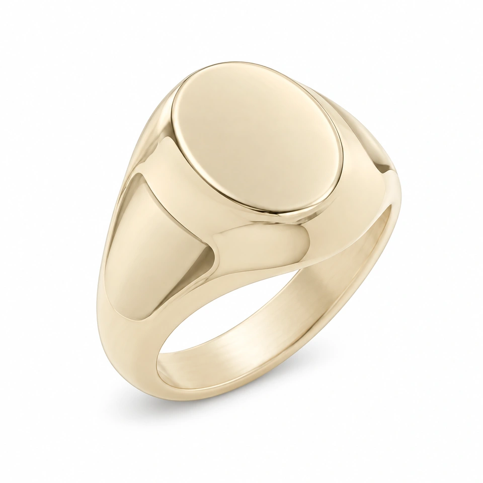 Anillo CMS-AN-1042 de apariencia dorada, cabeza ovalada compacta de metal liso, sin piedras, sobre fondo blanco.