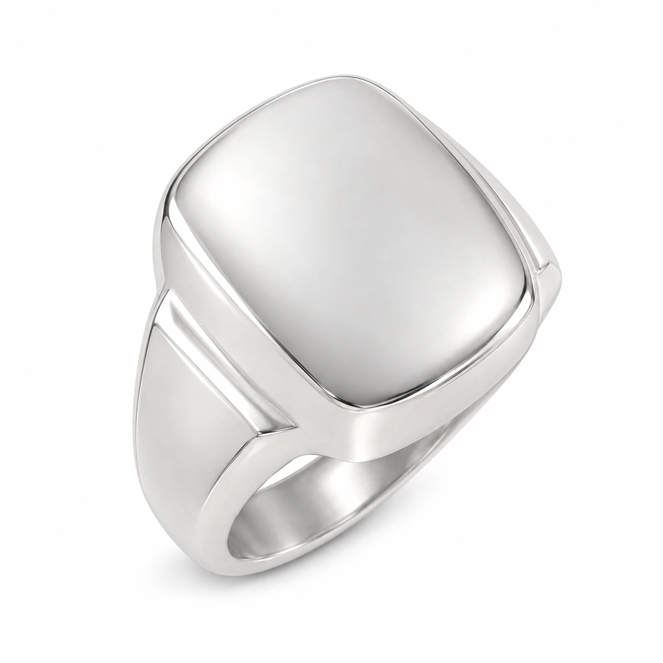 Anillo CMS-AN-1044, cabeza rectangular alargada redondeada de metal liso, sin piedras, sobre fondo blanco.