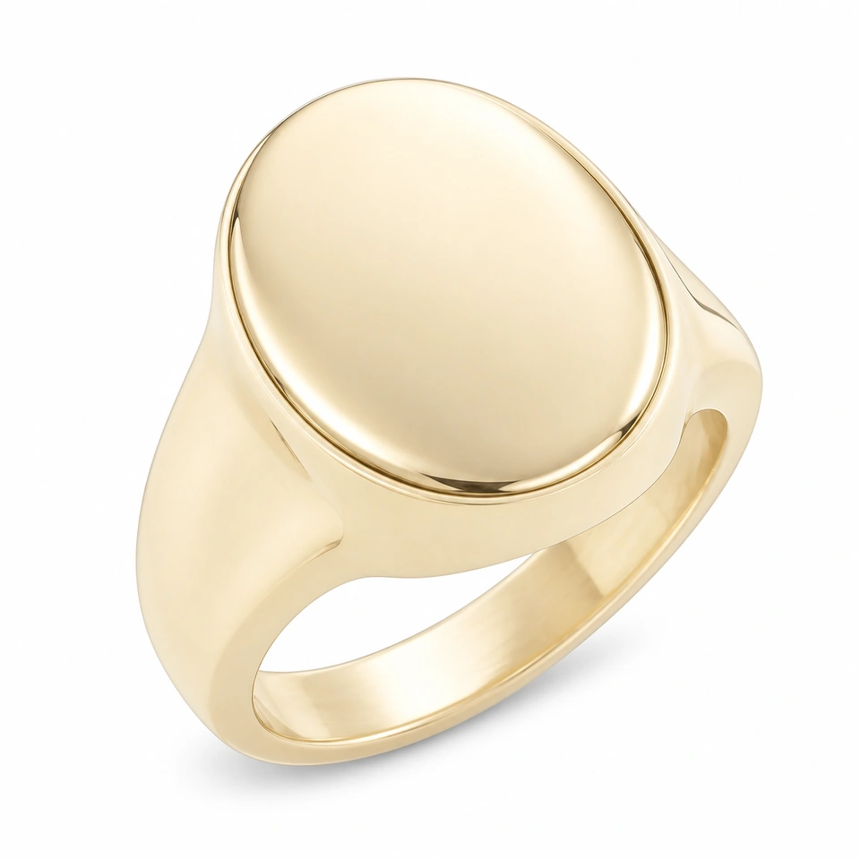 Anillo CMS-AN-1045 de apariencia dorada, cabeza ovalada amplia de metal liso, sin piedras, sobre fondo blanco.