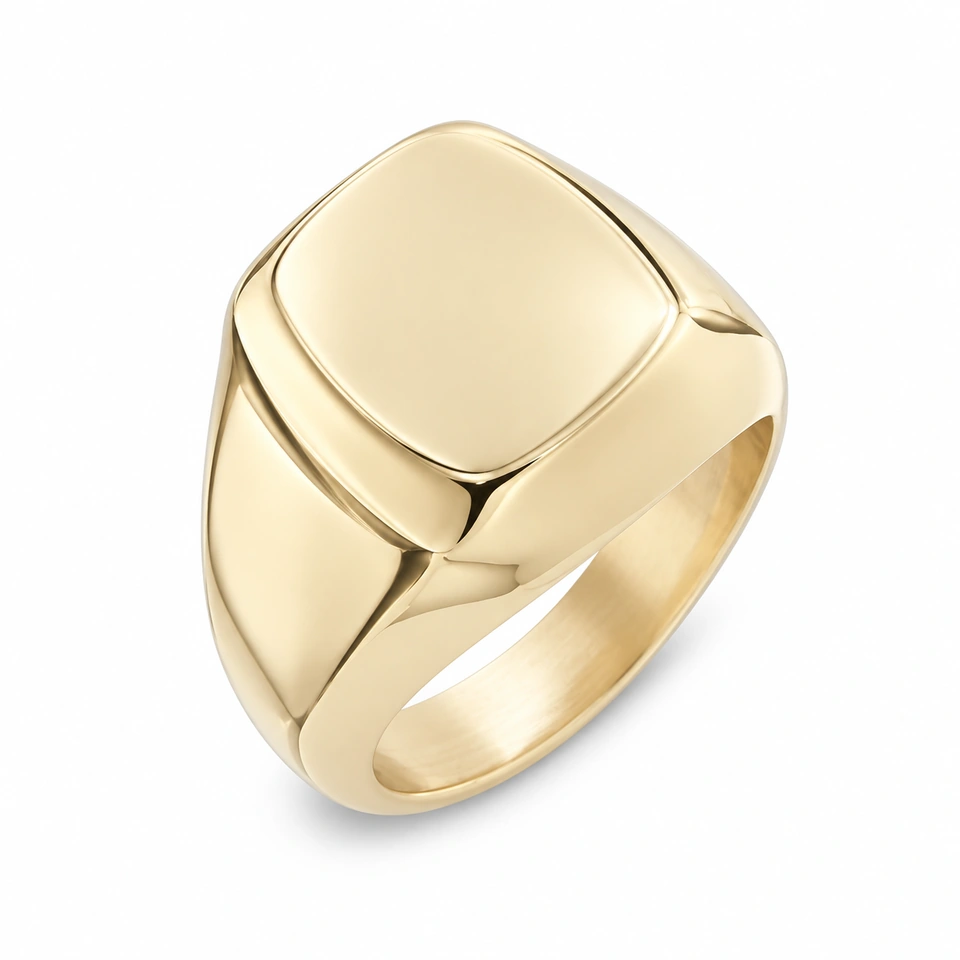 Anillo CMS-AN-1046 de apariencia dorada, cabeza tipo cojín compacta de metal liso, sin piedras, sobre fondo blanco.