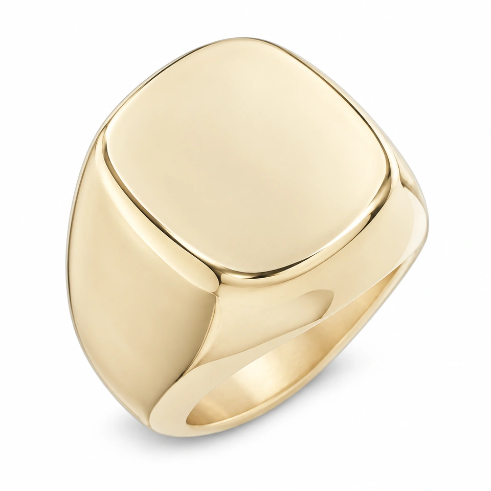 Anillo CMS-AN-1048 de apariencia dorada, cabeza tipo cojín amplia de metal liso, sin piedras, sobre fondo blanco.