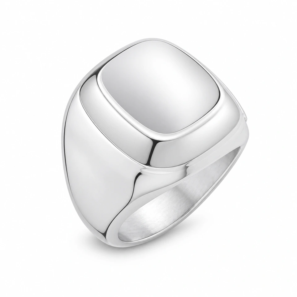 Anillo CMS-AN-1050, cabeza rectangular tipo cojín amplia de metal liso, sin piedras, sobre fondo blanco.