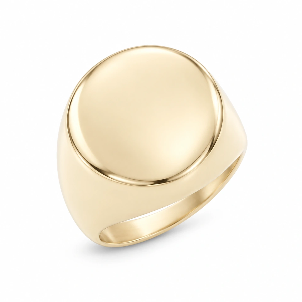 Anillo CMS-AN-1053, cabeza circular compacta abombada de metal liso, sin piedras, sobre fondo blanco.