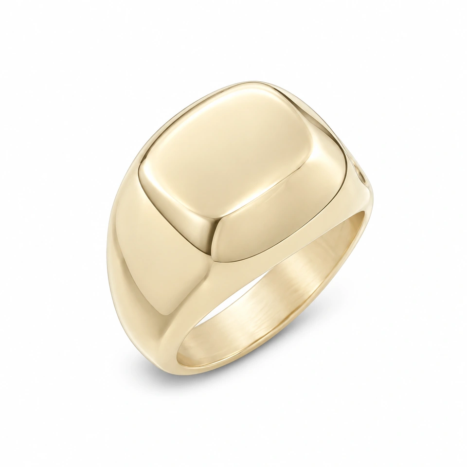 Anillo CMS-AN-1055, cabeza rectangular redondeada compacta de metal liso, sin piedras, sobre fondo blanco.