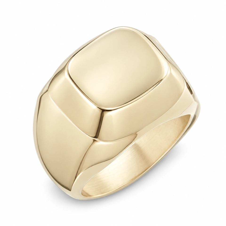 Anillo CMS-AN-1056, cabeza rectangular tipo cojín amplia de metal liso, sin piedras, sobre fondo blanco.