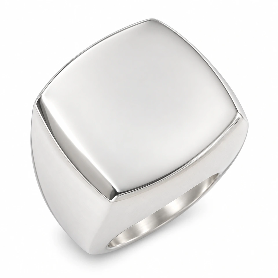Anillo CMS-AN-1058, cabeza rectangular amplia de esquinas suaves de metal liso, sin piedras, sobre fondo blanco.