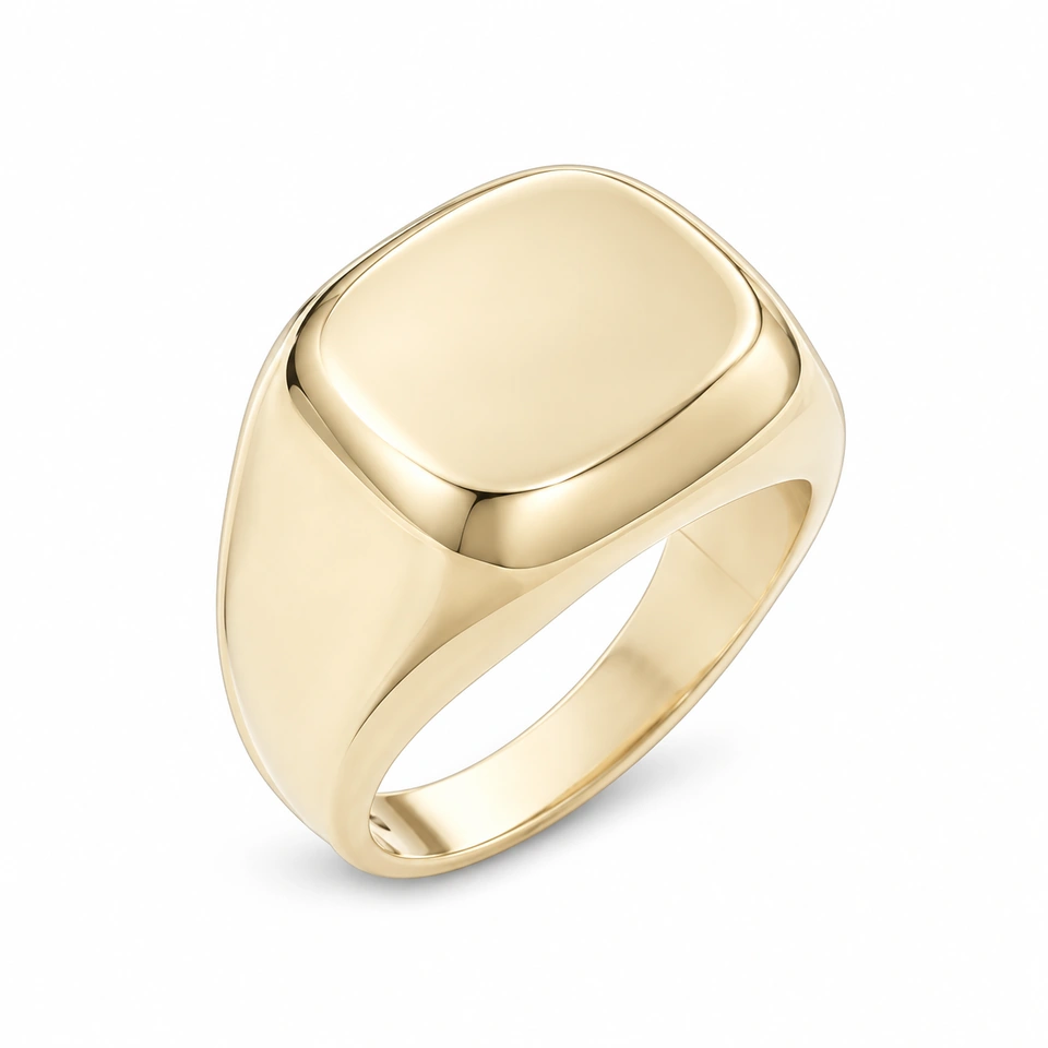 Anillo CMS-AN-1060 de apariencia dorada, cabeza rectangular redondeada de metal liso, sin piedras, sobre fondo blanco.