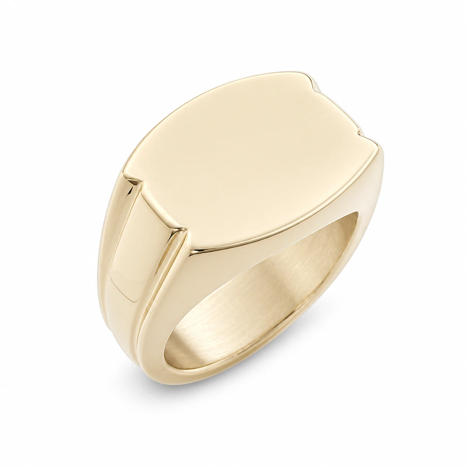 Anillo CMS-AN-1061 de apariencia dorada, cabeza octagonal alargada de metal liso, sin piedras, sobre fondo blanco.