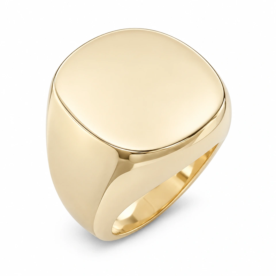 Anillo CMS-AN-1062 de apariencia dorada, cabeza tipo cojín amplia de metal liso, sin piedras, sobre fondo blanco.