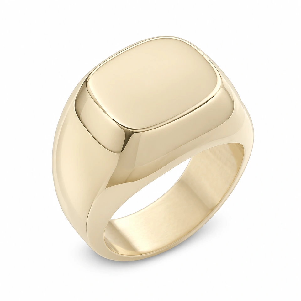 Anillo CMS-AN-1063 de apariencia dorada, cabeza rectangular tipo cojín de metal liso, sin piedras, sobre fondo blanco.
