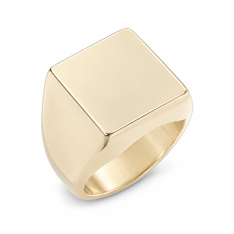 Anillo CMS-AN-1064 de apariencia dorada, cabeza cuadrada plana de metal liso, sin piedras, sobre fondo blanco.