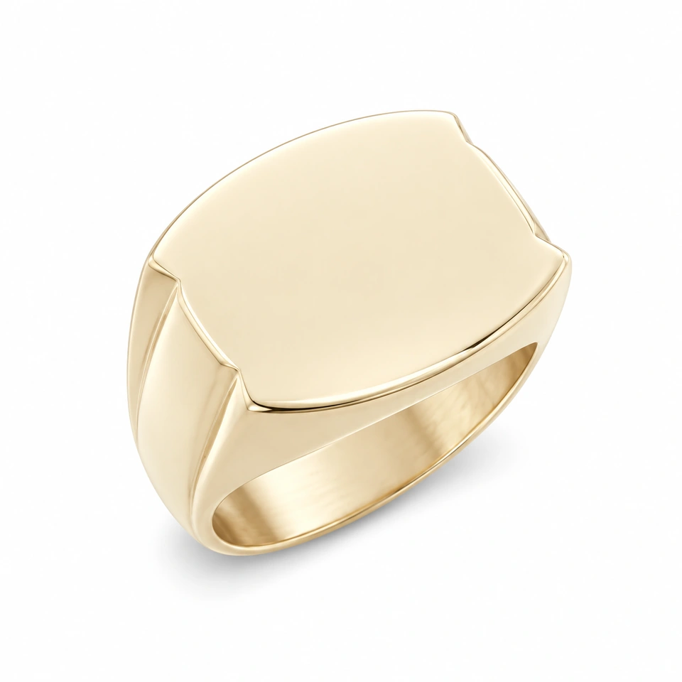 Anillo CMS-AN-1065 de apariencia dorada, cabeza rectangular redondeada de metal liso, sin piedras, sobre fondo blanco.