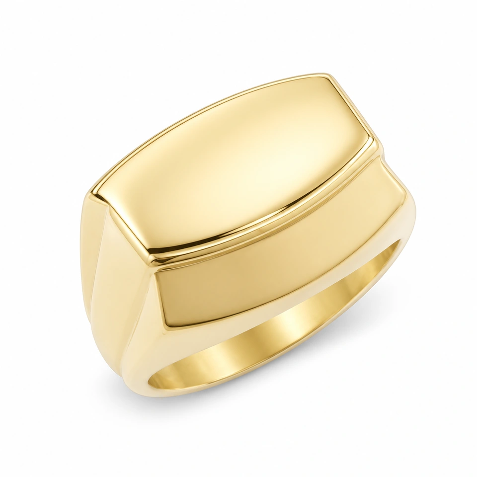 Anillo CMS-AN-1066 de apariencia dorada, cabeza rectangular redondeada de metal liso, sin piedras, sobre fondo blanco.