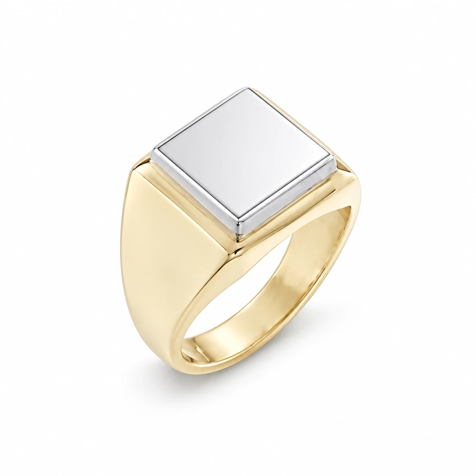 Anillo CMS-AN-1068 de apariencia bicolor, cabeza cuadrada de metal liso, sin piedras, sobre fondo blanco.