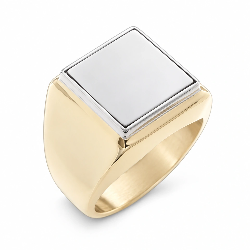 Anillo CMS-AN-1069 de apariencia bicolor, cabeza cuadrada bicolor de metal liso, sin piedras, sobre fondo blanco.