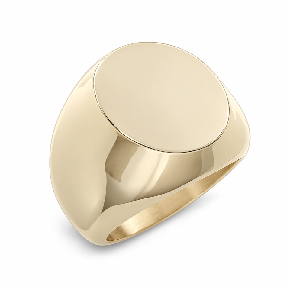 Anillo CMS-AN-1071 de apariencia dorada, cabeza ovalada amplia de metal liso, sin piedras, sobre fondo blanco.