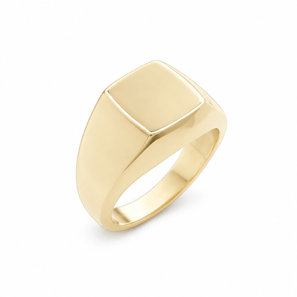 Anillo CMS-AN-1072 de apariencia dorada, cabeza cuadrada compacta de metal liso, sin piedras, sobre fondo blanco.