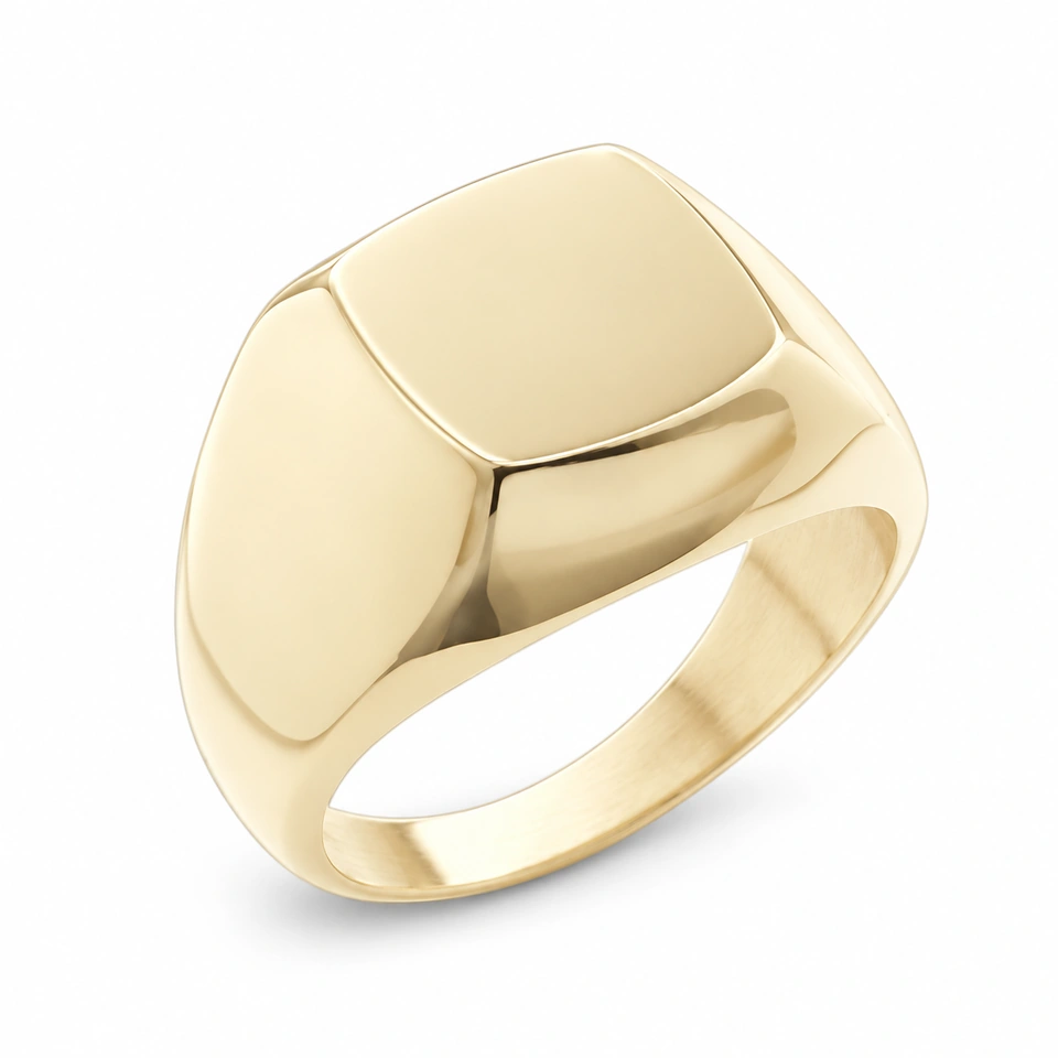 Anillo CMS-AN-1073, cabeza cuadrada de bordes curvos de metal liso, sin piedras, sobre fondo blanco.