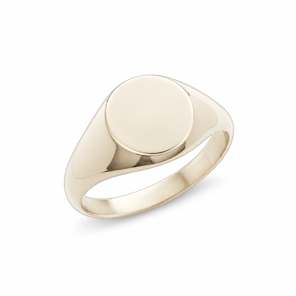 Anillo CMS-AN-1075 de apariencia dorada, cabeza circular pequeña de metal liso, sin piedras, sobre fondo blanco.
