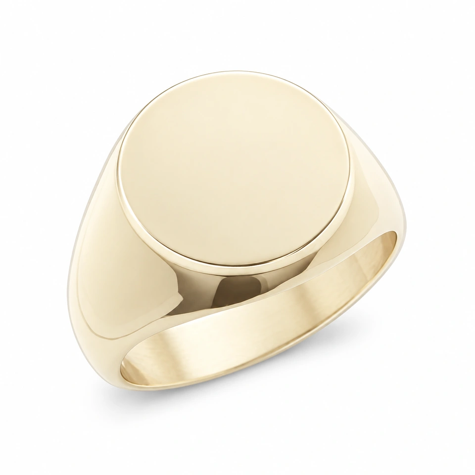 Anillo CMS-AN-1078 de apariencia dorada, cabeza circular mediana de metal liso, sin piedras, sobre fondo blanco.