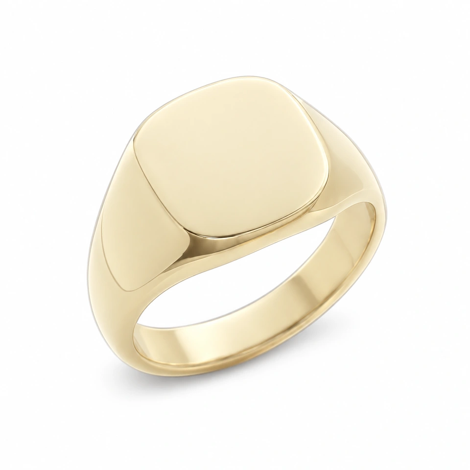 Anillo CMS-AN-1079 de apariencia dorada, cabeza tipo cojín compacta de metal liso, sin piedras, sobre fondo blanco.