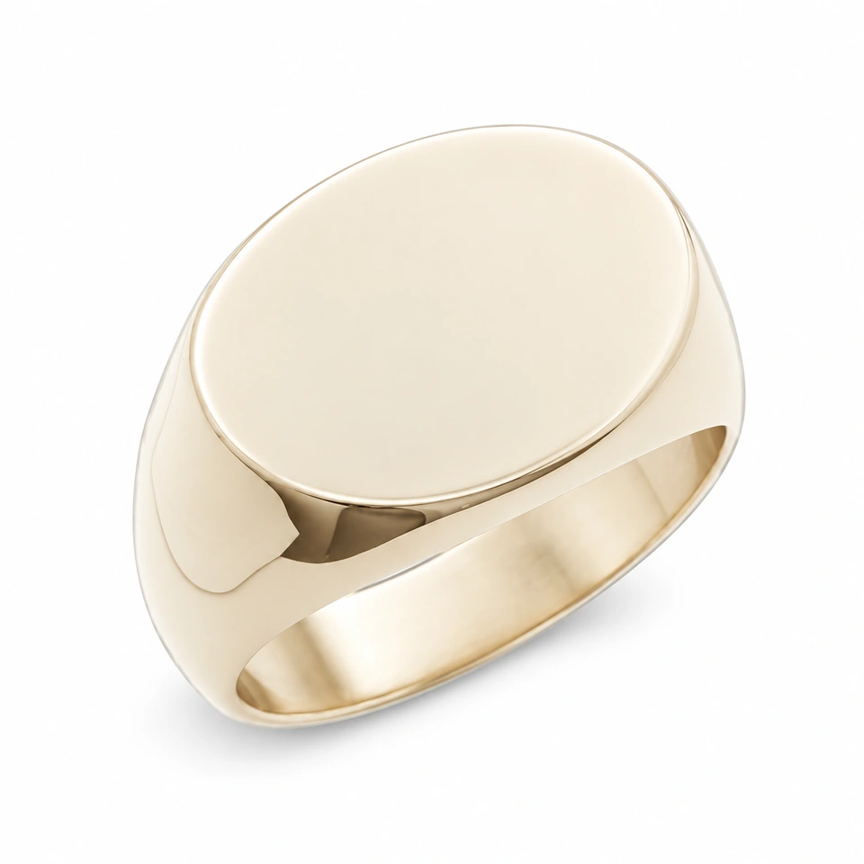 Anillo CMS-AN-1081, cabeza ovalada transversal amplia de metal liso, sin piedras, sobre fondo blanco.