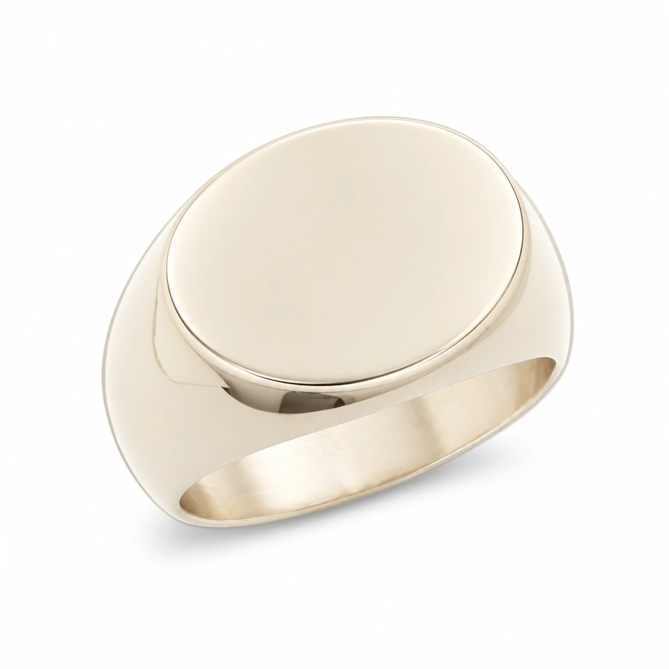Anillo CMS-AN-1082, cabeza ovalada transversal compacta de metal liso, sin piedras, sobre fondo blanco.