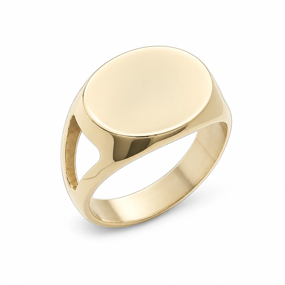 Anillo CMS-AN-1083 de apariencia dorada, cabeza ovalada transversal de metal liso, sin piedras, sobre fondo blanco.