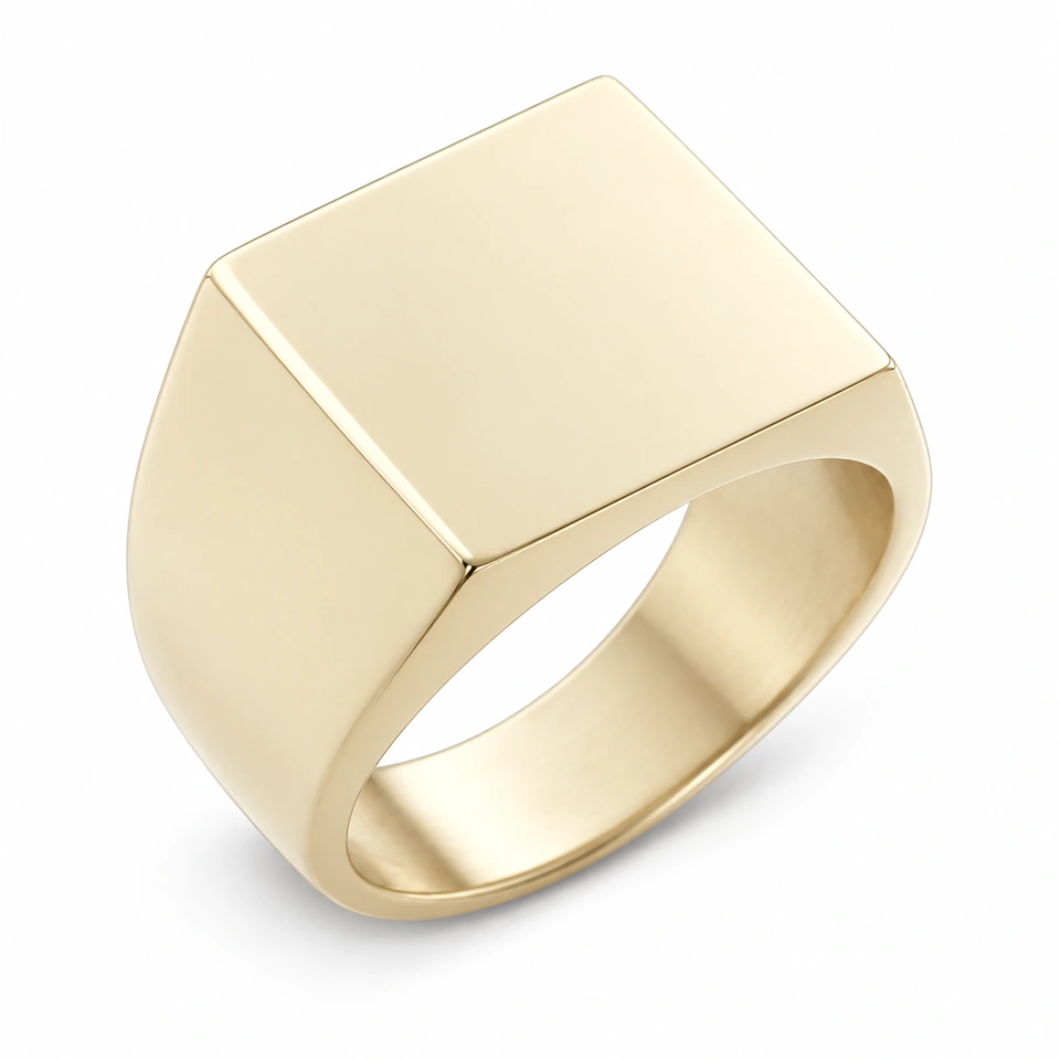 Anillo CMS-AN-1084, cabeza cuadrada de aristas rectas de metal liso, sin piedras, sobre fondo blanco.