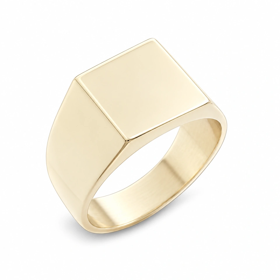 Anillo CMS-AN-1085 de apariencia dorada, cabeza cuadrada compacta de metal liso, sin piedras, sobre fondo blanco.