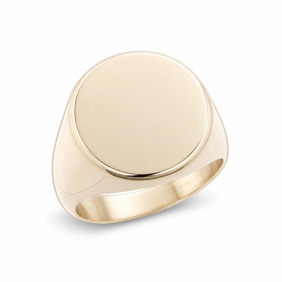 Anillo CMS-AN-1090, cabeza circular amplia de perfil bajo de metal liso, sin piedras, sobre fondo blanco.