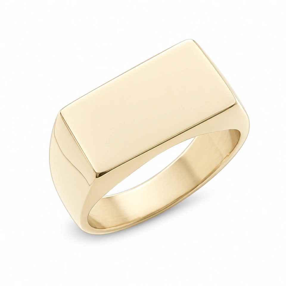 Anillo CMS-AN-1091, cabeza rectangular transversal de metal liso, sin piedras, sobre fondo blanco.