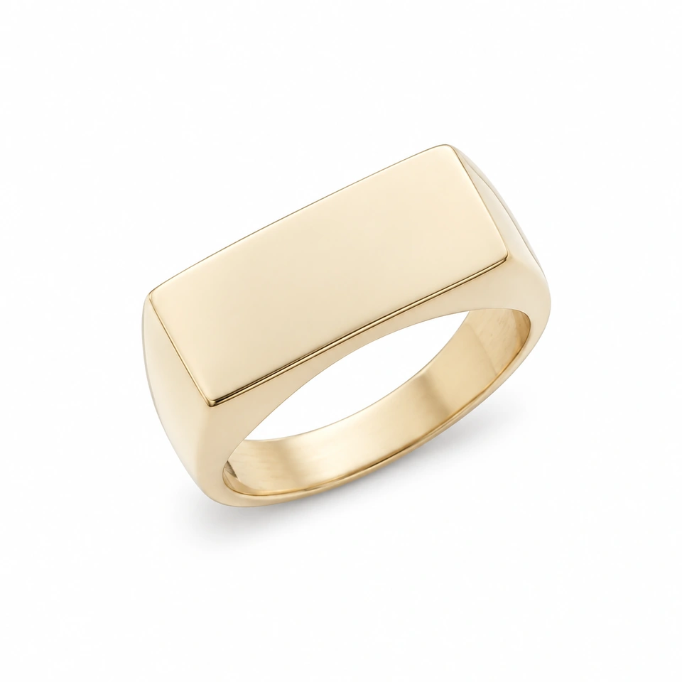 Anillo CMS-AN-1092 de apariencia dorada, cabeza rectangular transversal de metal liso, sin piedras, sobre fondo blanco.