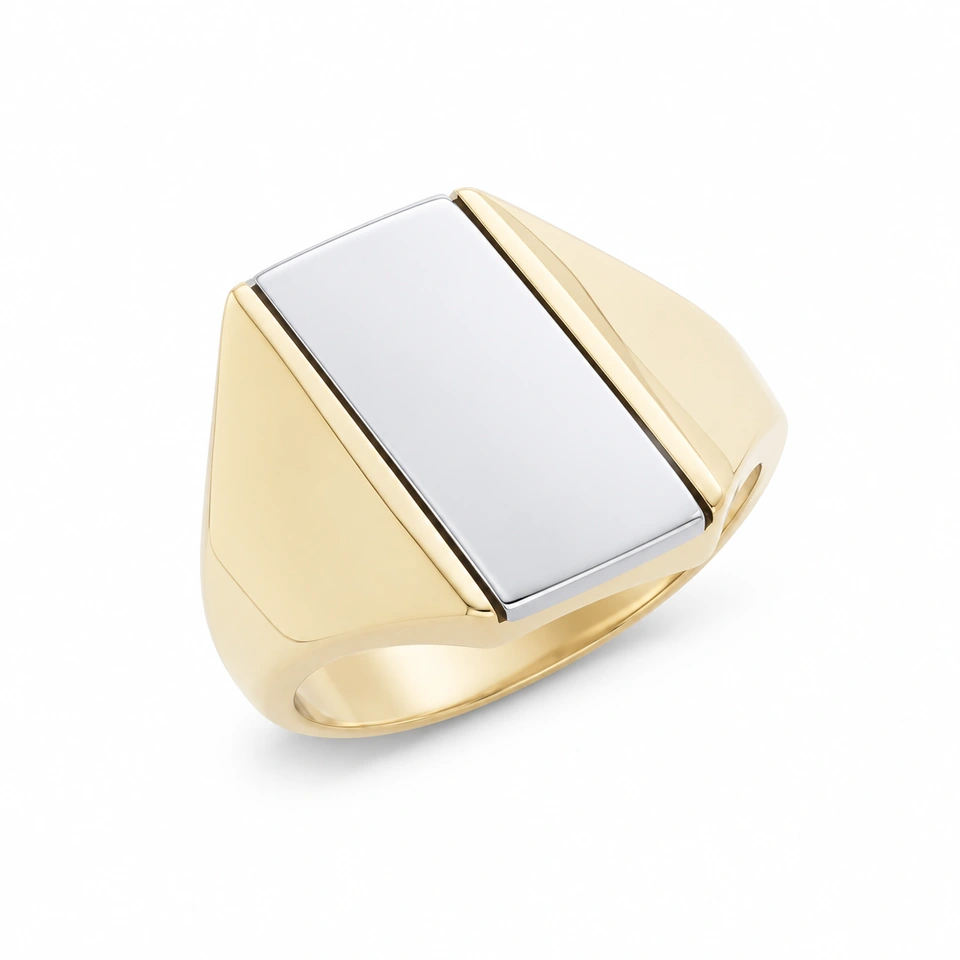 Anillo CMS-AN-1093 de apariencia bicolor, cabeza rectangular de metal liso, sin piedras, sobre fondo blanco.