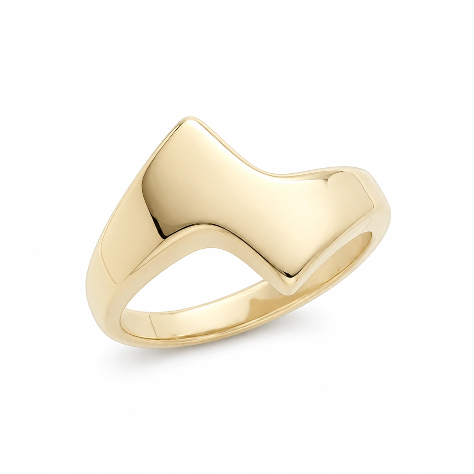 Anillo CMS-AN-1094 de apariencia dorada, cabeza lazo de metal liso, sin piedras, sobre fondo blanco.