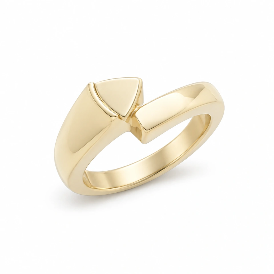 Anillo CMS-AN-1095 de apariencia dorada, cabeza triangular de metal liso, sin piedras, sobre fondo blanco.