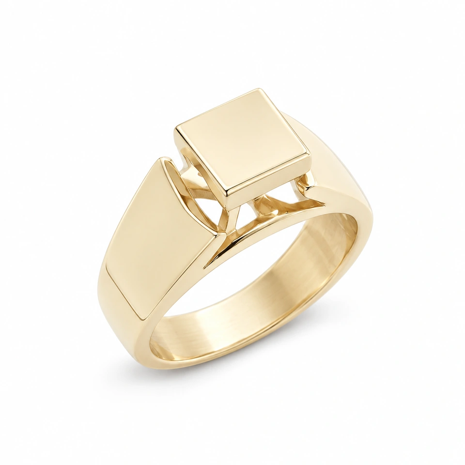 Anillo CMS-AN-1096 de apariencia dorada, cabeza cuadrada de metal liso, sin piedras, sobre fondo blanco.