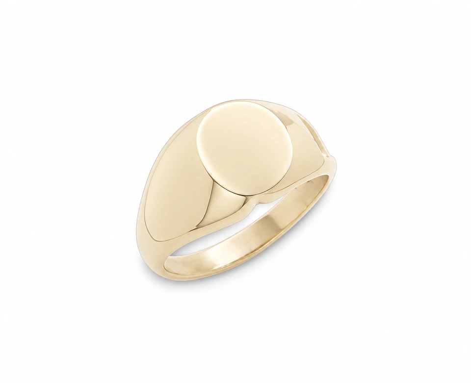 Anillo CMS-AN-1097 de apariencia dorada, cabeza ovalada de metal liso, sin piedras, sobre fondo blanco.