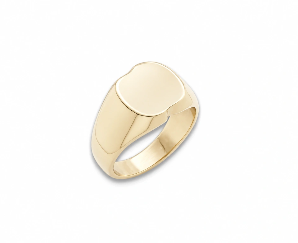Anillo CMS-AN-1098 de apariencia dorada, cabeza ovalada de metal liso, sin piedras, sobre fondo blanco.