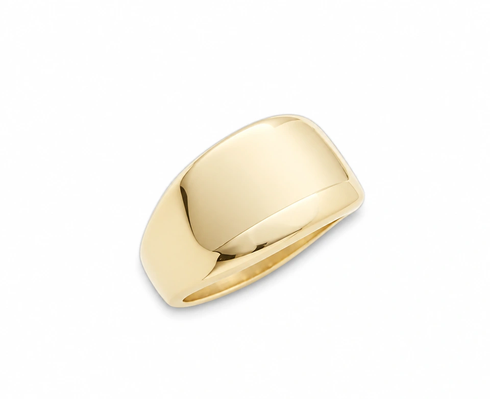 Anillo CMS-AN-1099 de apariencia dorada, cabeza rectangular curva de metal liso, sin piedras, sobre fondo blanco.