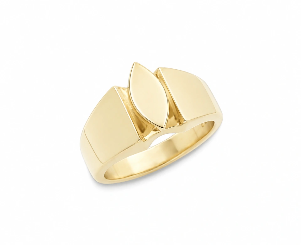 Anillo CMS-AN-1100 de apariencia dorada, cabeza marquesa elevada de metal liso, sin piedras, sobre fondo blanco.