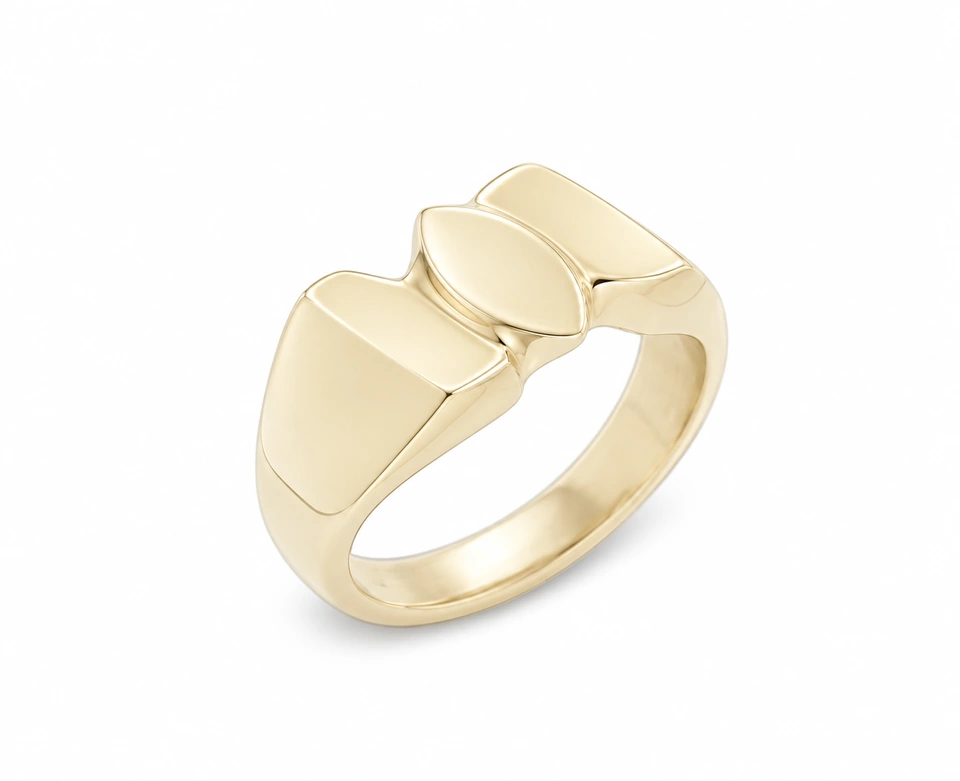 Anillo CMS-AN-1101 de apariencia dorada, cabeza marquesa de metal liso, sin piedras, sobre fondo blanco.