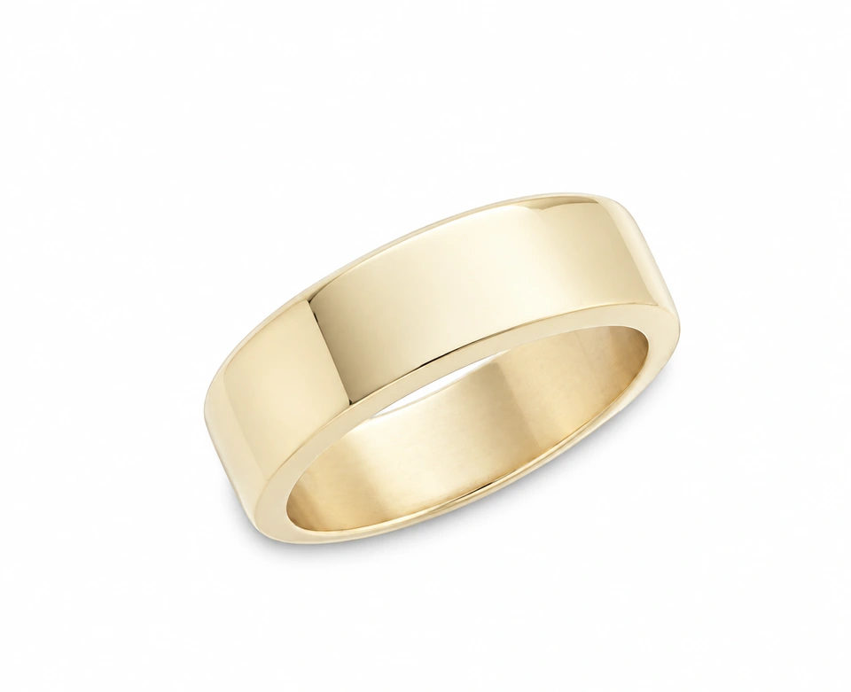 Anillo CMS-AN-1102 de apariencia dorada, cabeza banda continua de metal liso, sin piedras, sobre fondo blanco.