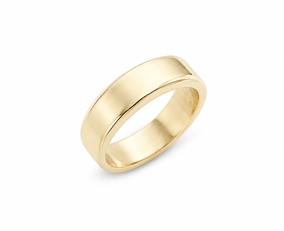 Anillo CMS-AN-1103 de apariencia dorada, cabeza banda curva de metal liso, sin piedras, sobre fondo blanco.