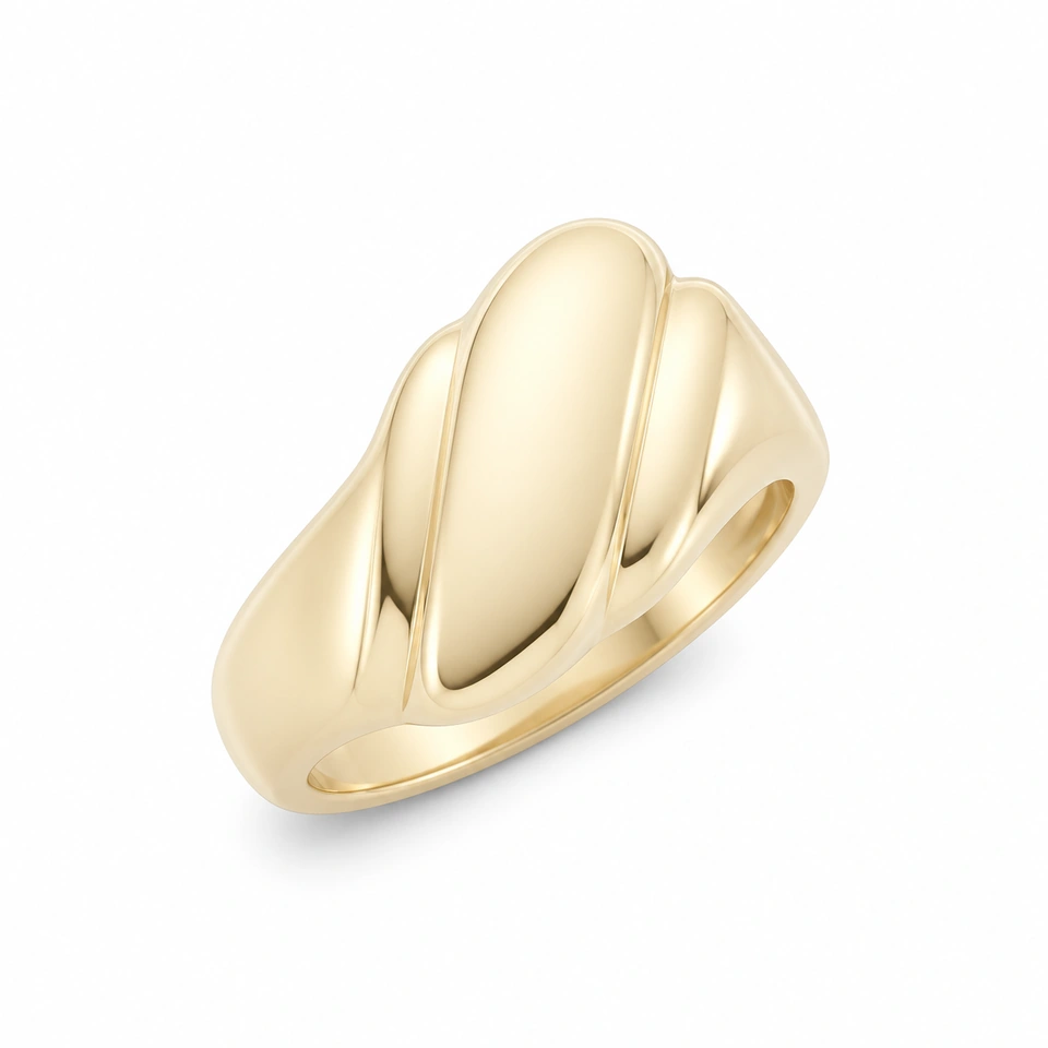 Anillo CMS-AN-1106 de apariencia dorada, cabeza ovalada alargada de metal liso, sin piedras, sobre fondo blanco.