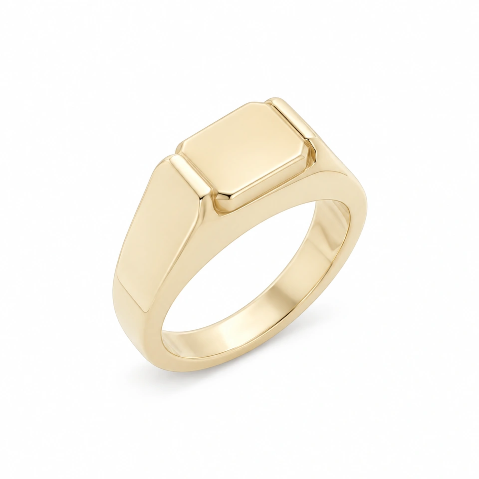 Anillo CMS-AN-1107, cabeza rectangular con esquinas recortadas de metal liso, sin piedras, sobre fondo blanco.