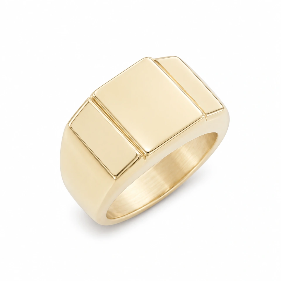 Anillo CMS-AN-1108 de apariencia dorada, cabeza rectangular de metal liso, sin piedras, sobre fondo blanco.